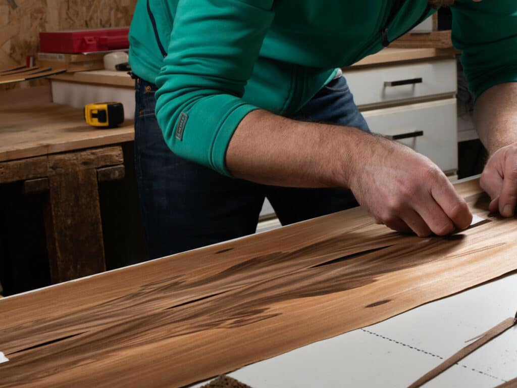 Assemblage des feuilles de placage