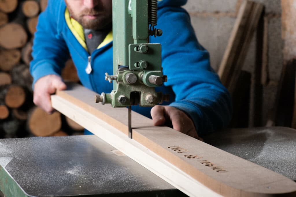 Première étape de la fabrication des skis en bois, la découpe du noyau avec une scie à ruban