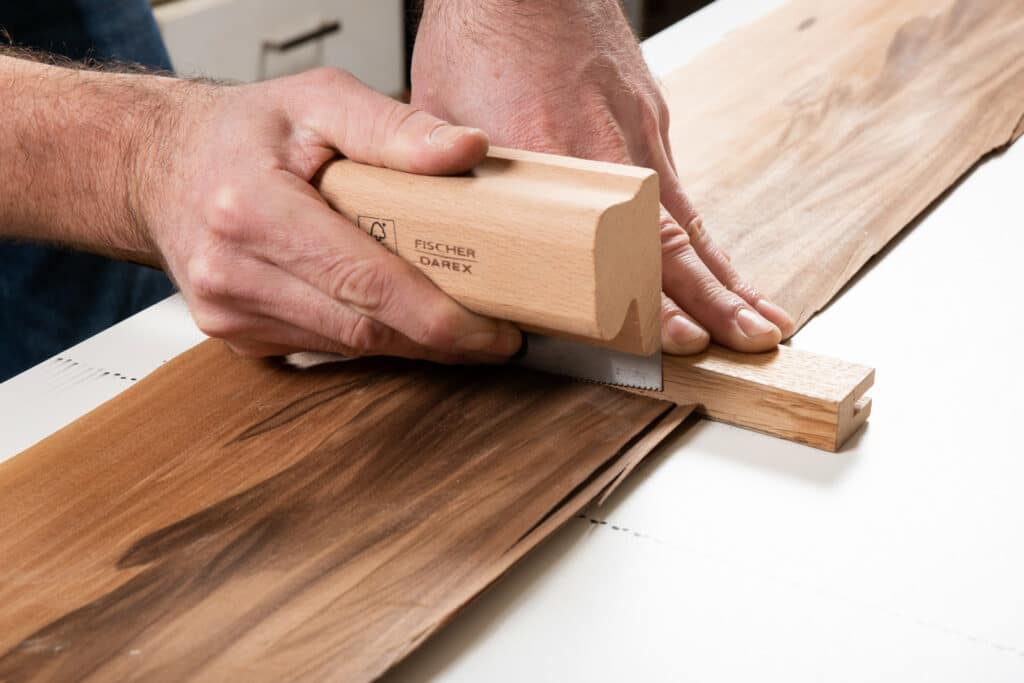 Découpe des feuilles de bois pour le placage