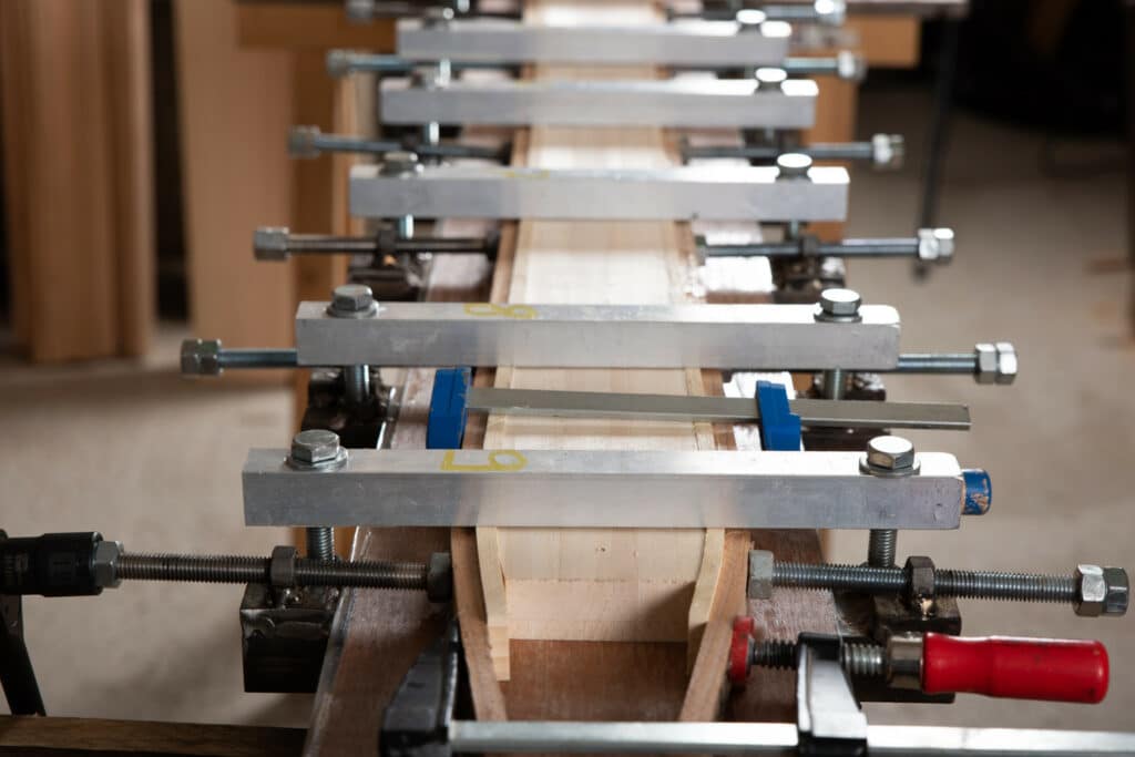 Détail de la fabrication des skis en bois, l'assemblage du noyau