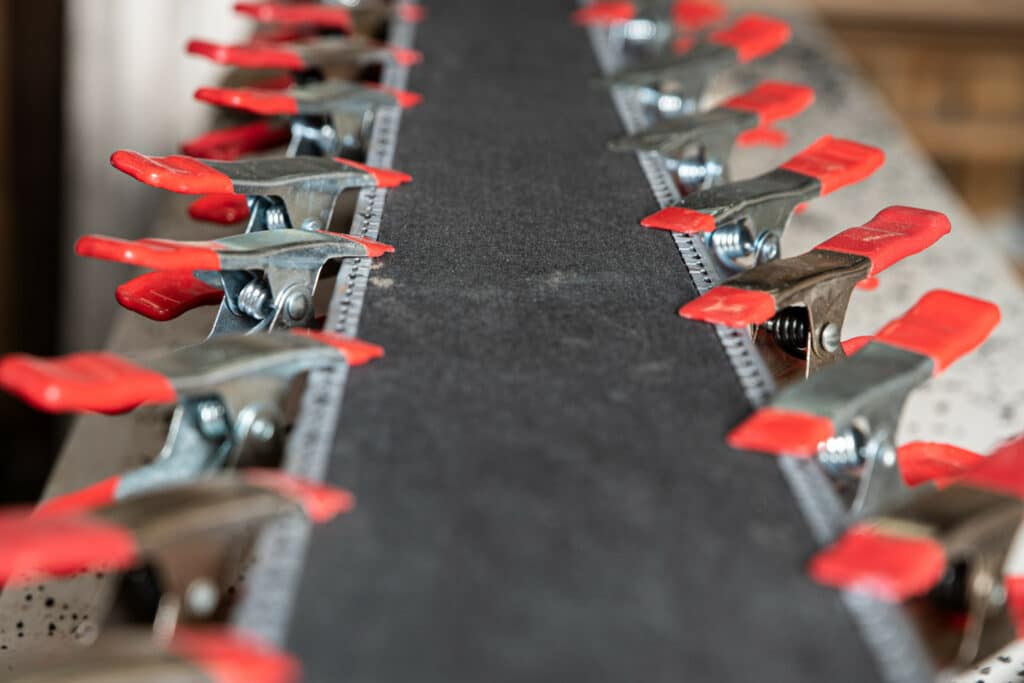 Détail du collage des carres sur la semelle des skis en bois
