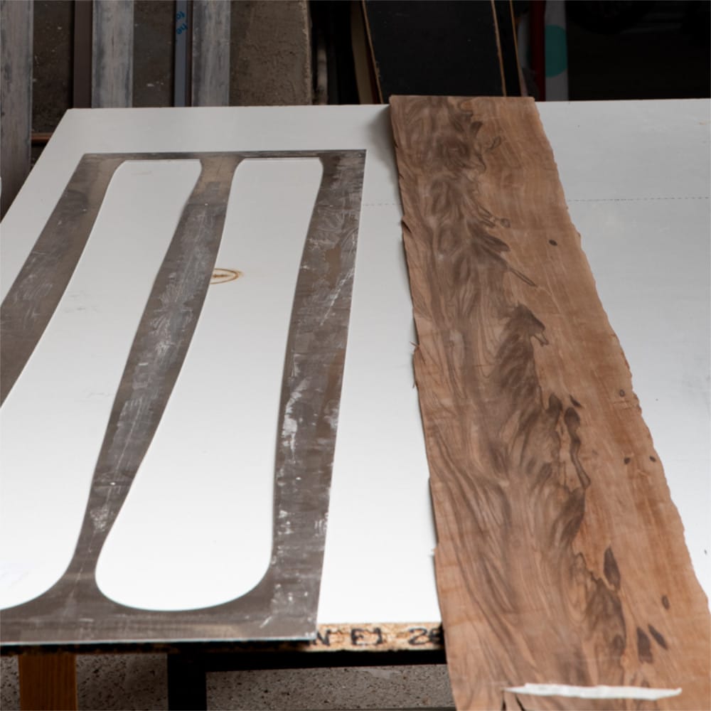 Gabarit adapté pour la taille des placages de bois