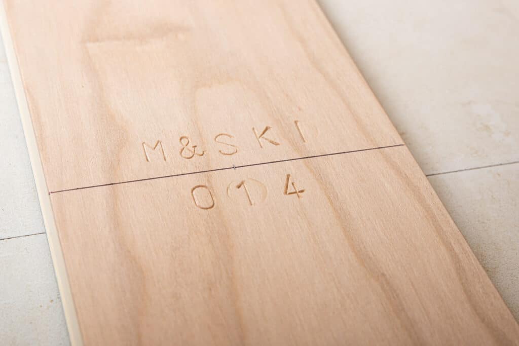 Numéro de série d'un ski en bois