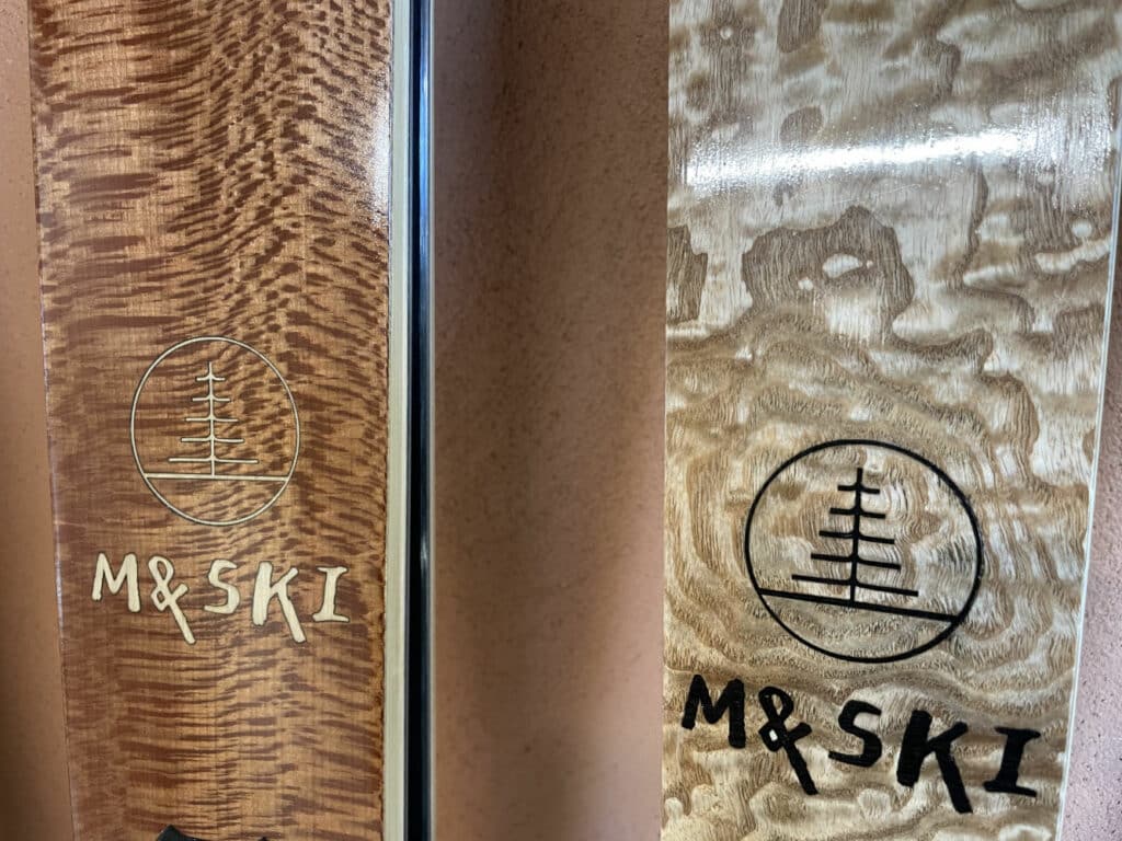 Ski en bois avec le logo de M&SKI avec différentes essences