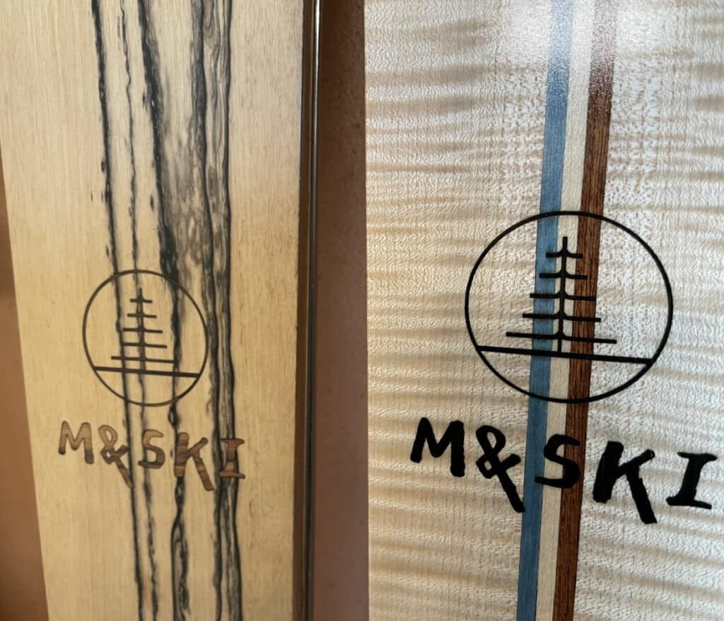 Logo gravé sur des skis en bois plaque ébène