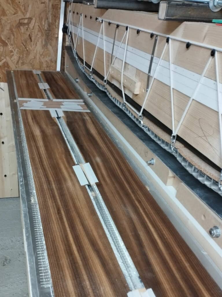 Presse pour la mise en forme et l'assemblage de toutes les couches