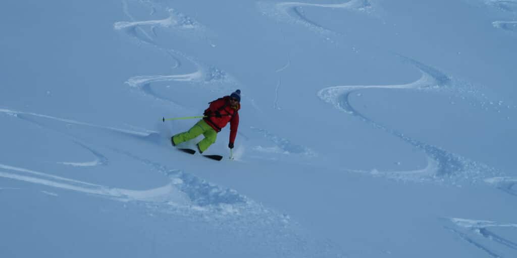 Marius à la descente avec son premier ski en bois