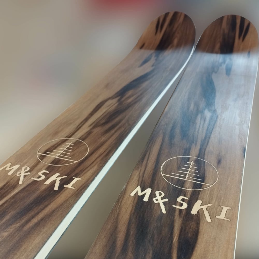 Skis en bois fini
