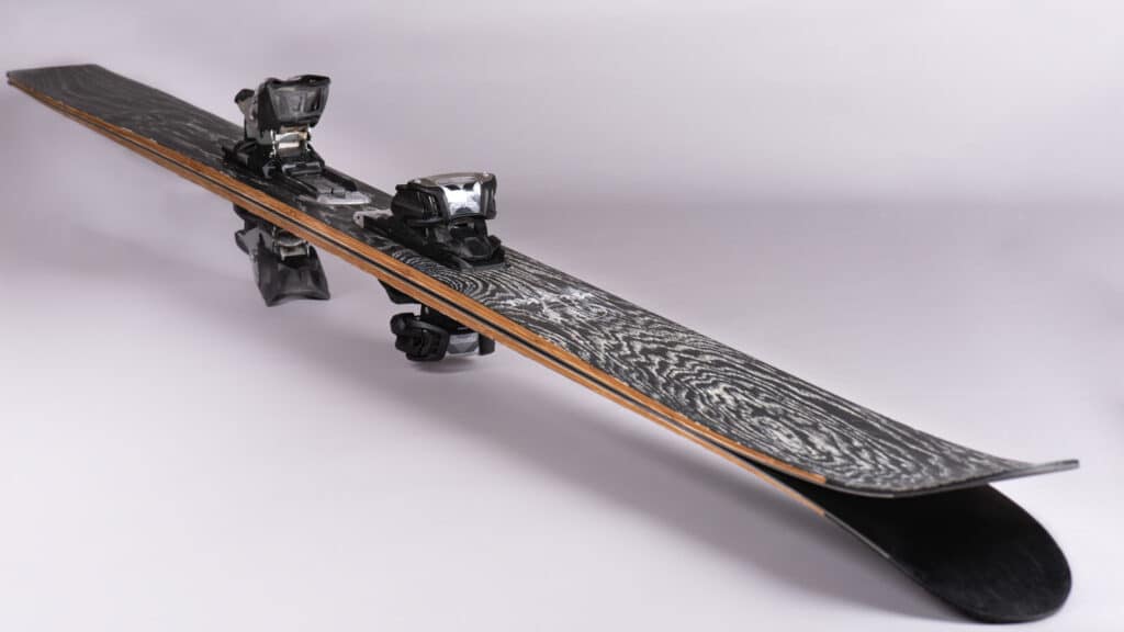 Types de ski en bois grand pas monté avec des fixations de ski de piste