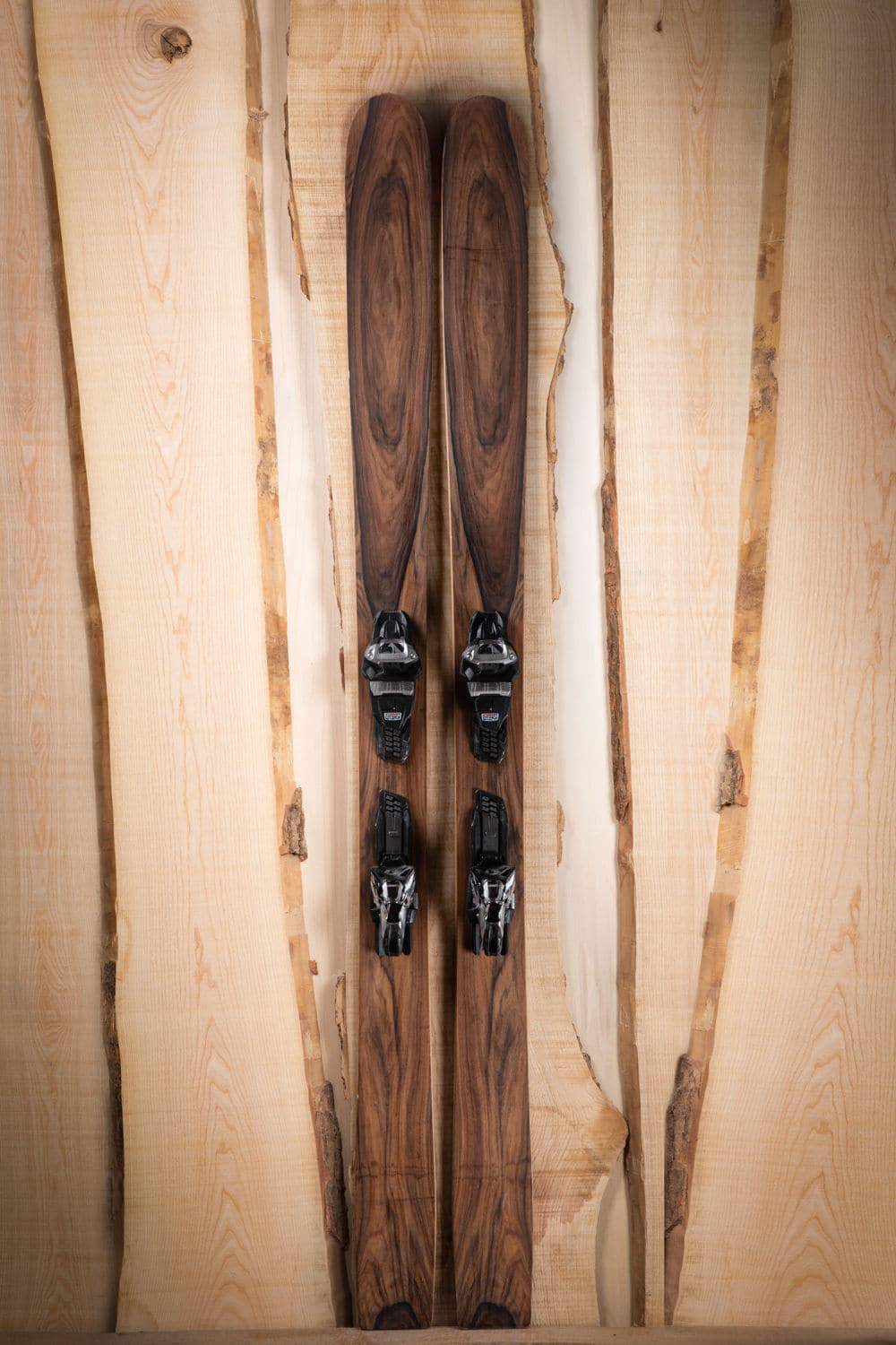 Ski en bois grand pas équipé de fixation pour la piste