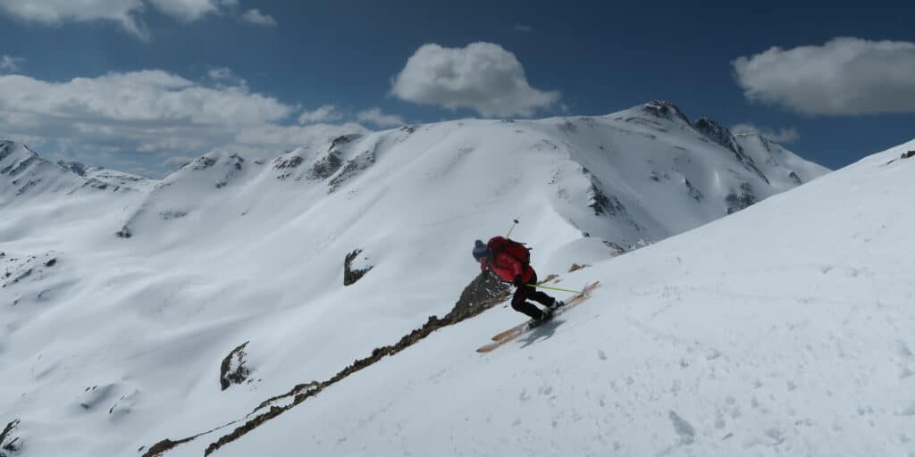 Marius en descente avec des skis en bois Page Blanche