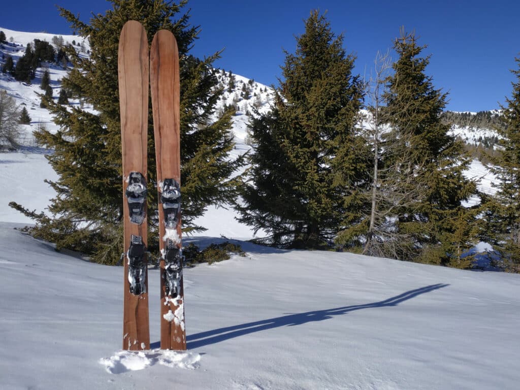 Ski en bois M&SKI page blanche avec fixation freeride
