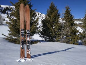 Ski en bois M&SKI page blanche avec fixation freeride