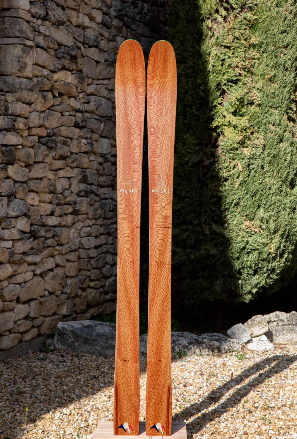 Ski en bois fait un placage de platane