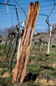 Ski en bois avec une décoration de red gum fume