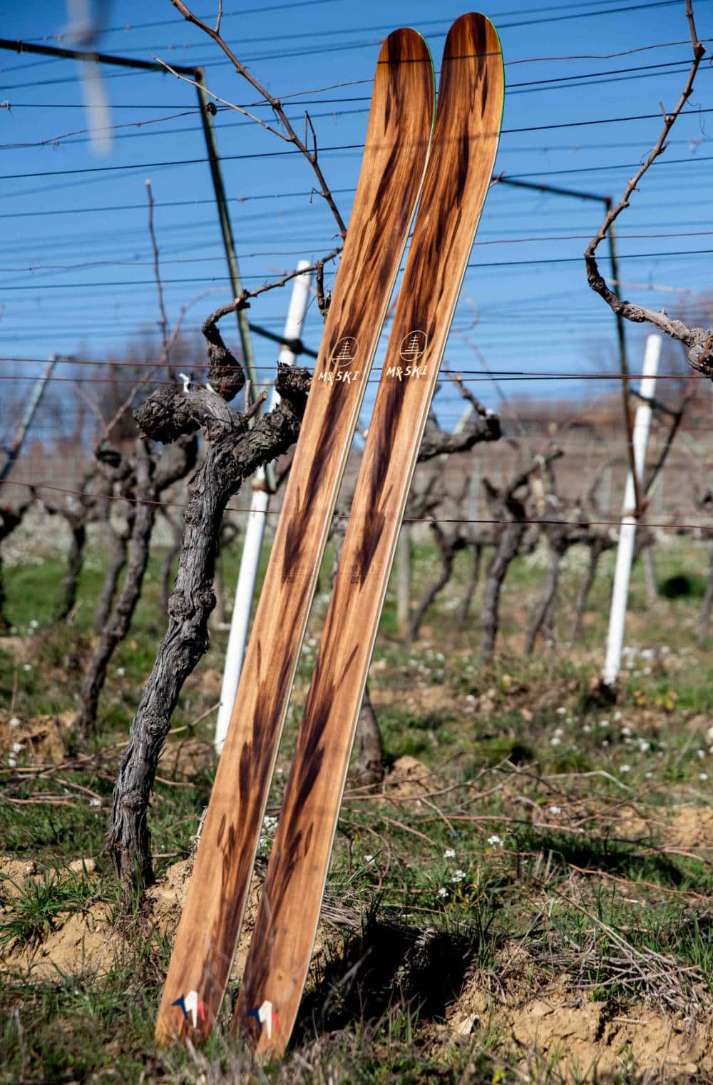 Ski en bois avec une décoration de red gum fume