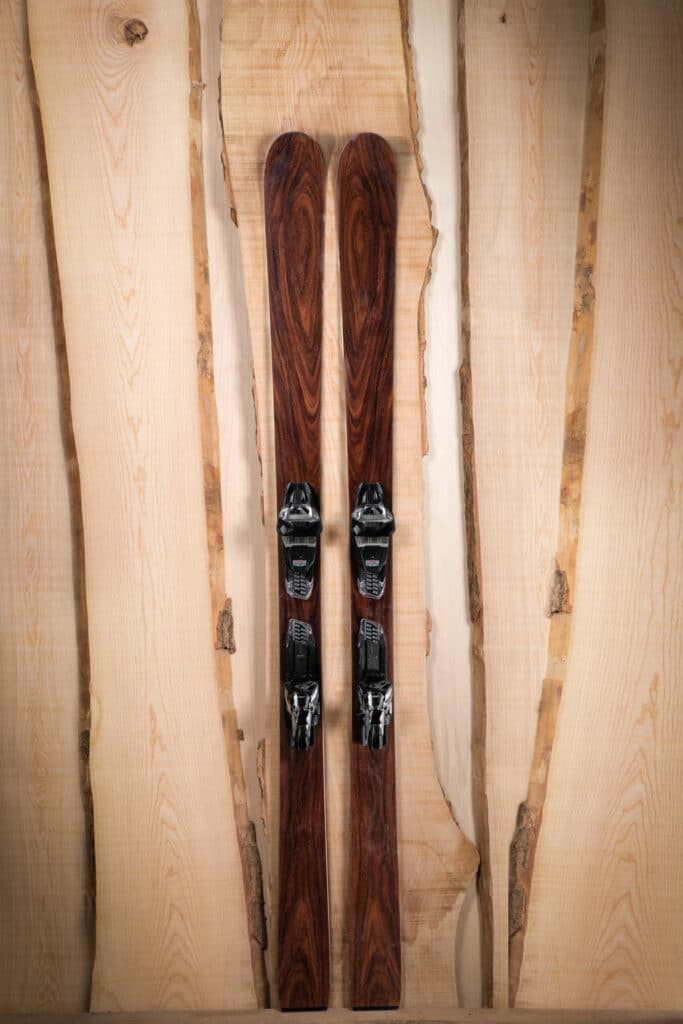 Types de ski en bois grand pas équipé de fixation pour la piste