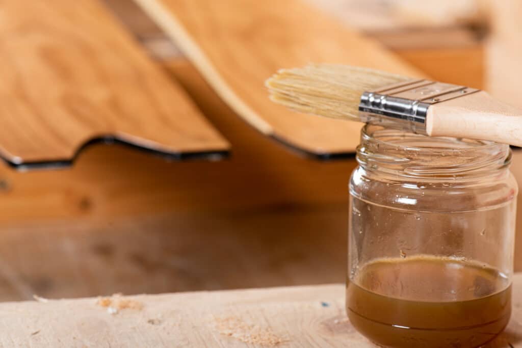 Utilisation d'huile de lin pour la finition de la fabrication des skis en bois