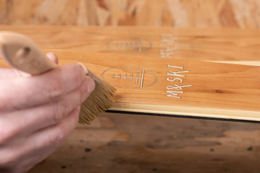 Vernissage des skis en bois